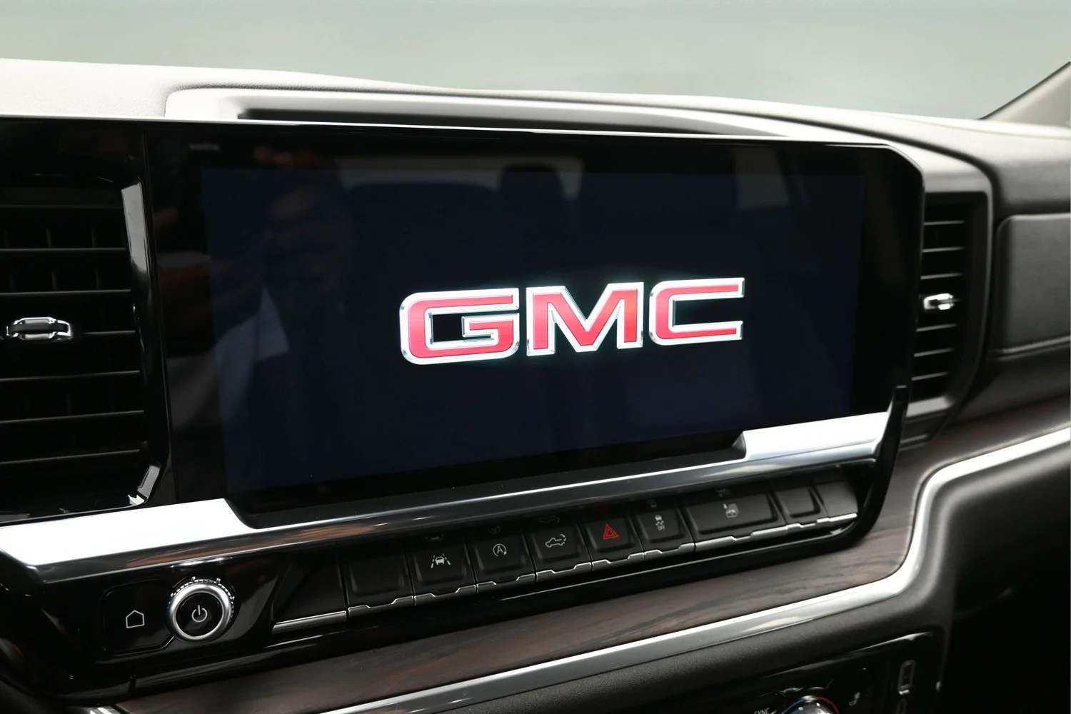 Used 2025 White GMC SLT image 25