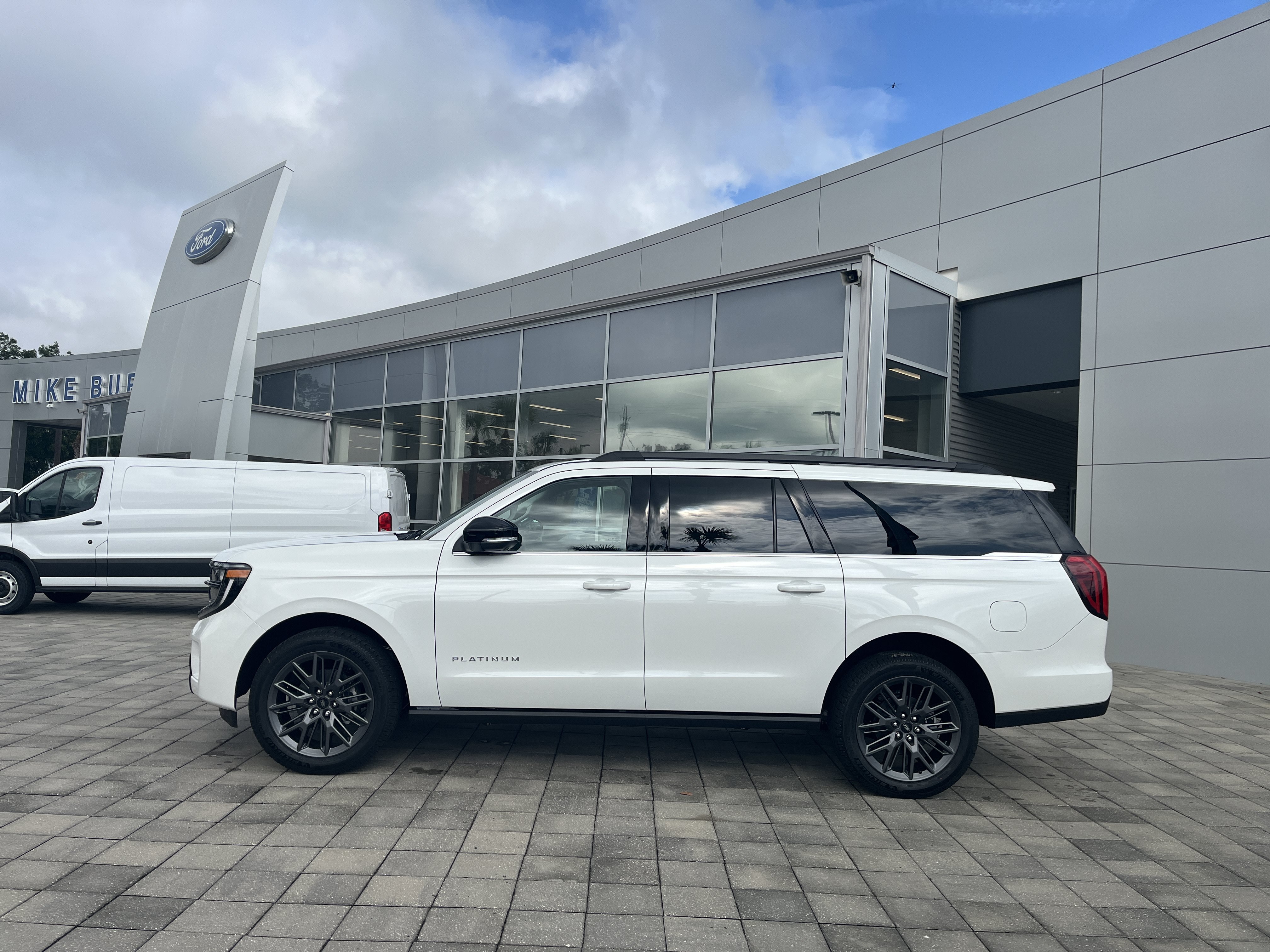 New 2027 Star White Metallic Tri-Coat Ford Platinum image 3
