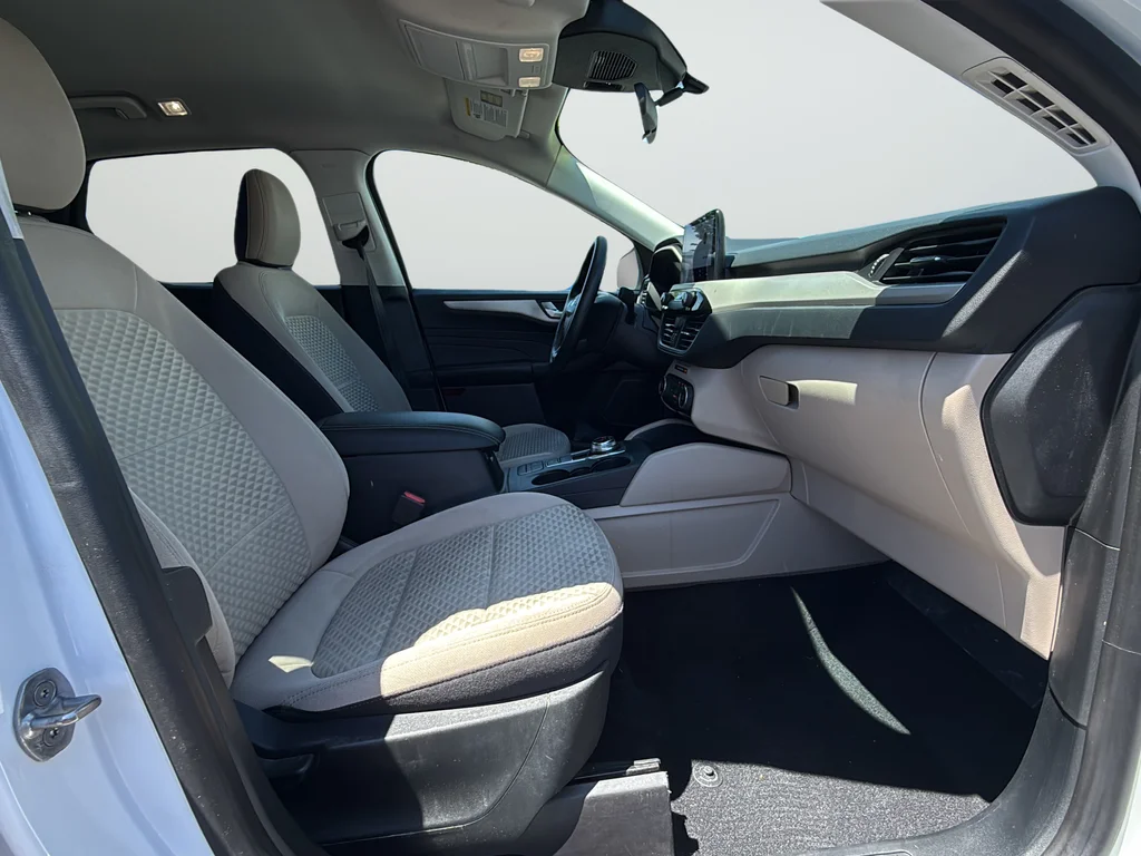 Used 2021 White Ford SE image 9