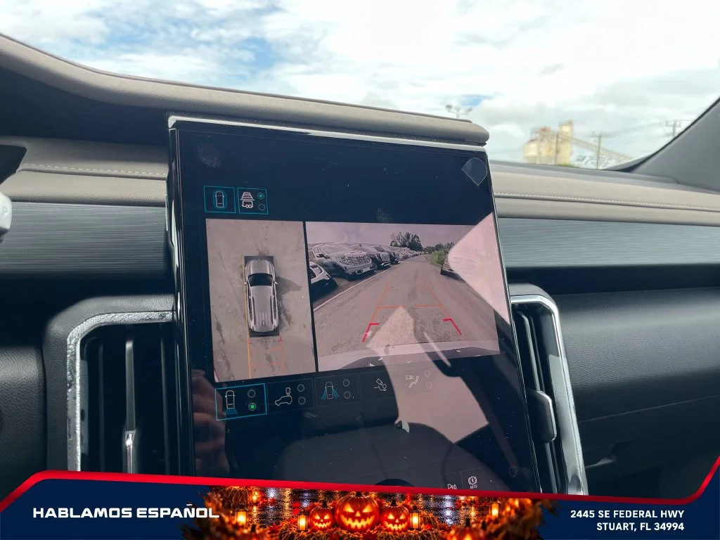 New 2027 Glacier White Tricoat GMC Elevation image 32