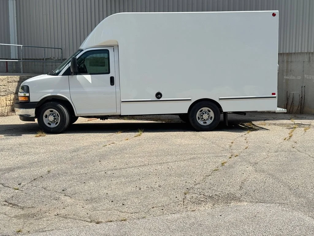 New 2026 Summit White Chevrolet 1WT image 5