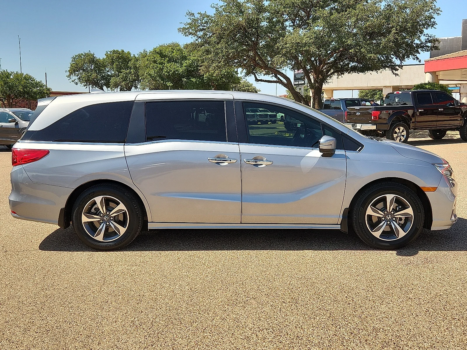 Used 2018 Lunar Silver Metallic Honda Touring image 5