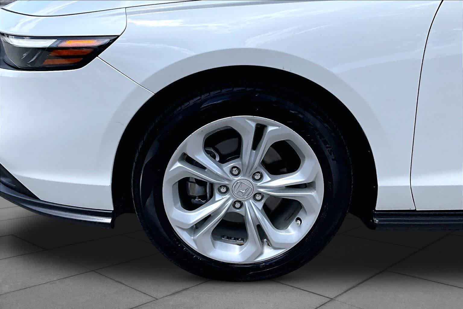 Used 2023 Platinum White Pearl Honda LX image 11