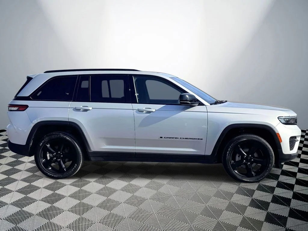 Used 2024 Silver Jeep Altitude image 6