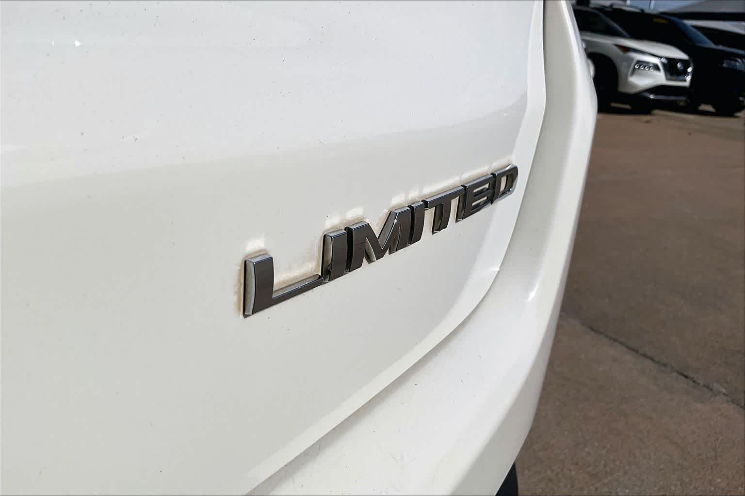 Used 2019 White Clearcoat Jeep Limited image 10