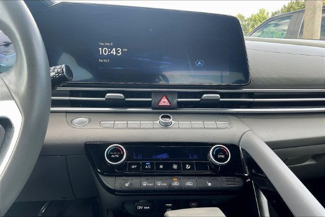 2025 Hyundai Elantra SEL - Photo 17