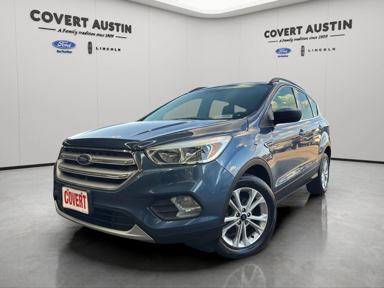 Used 2018 Blue Ford SE image 1