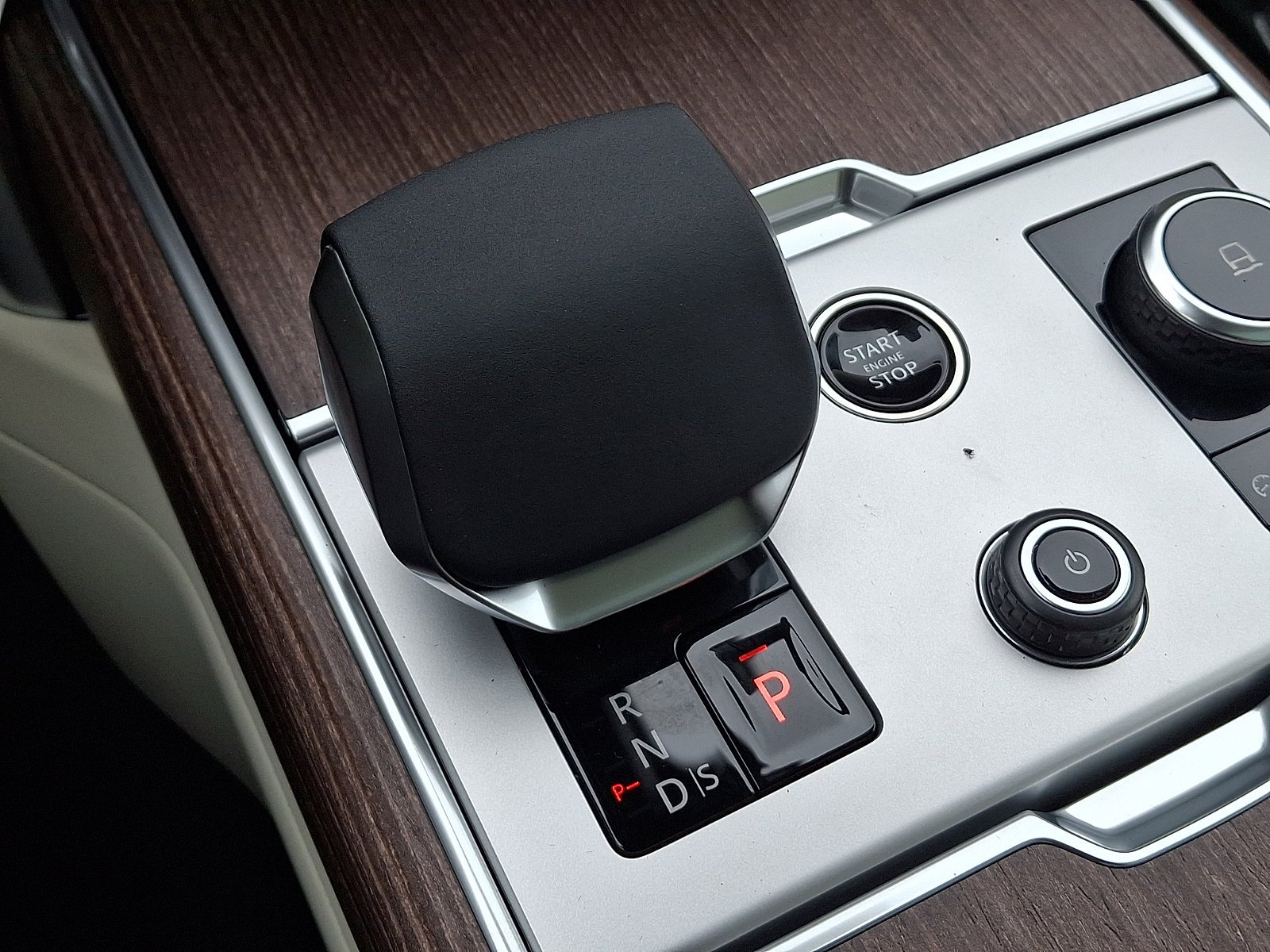 New 2027 Santorini Black Land Rover  image 11