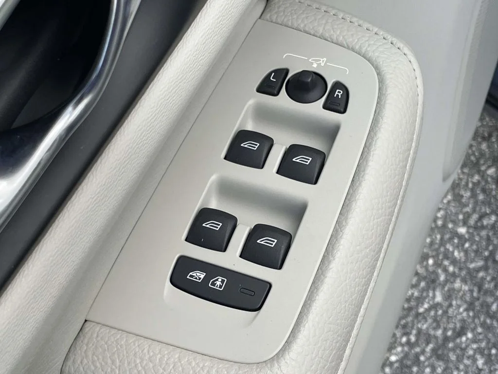 Used 2022 Thunder Grey Metallic Volvo R-Design Expression image 6