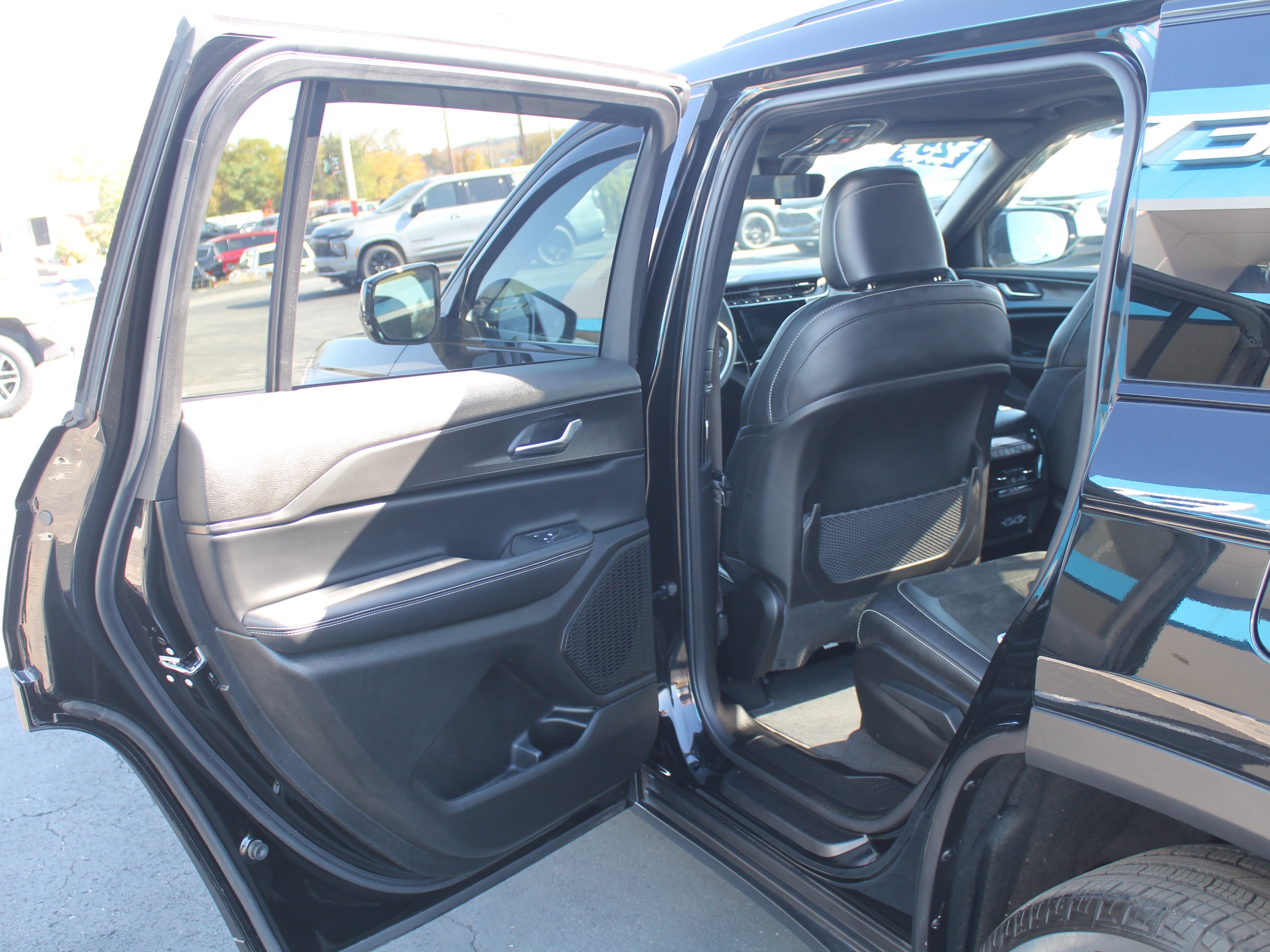 Used 2025 Black Jeep Altitude X image 22