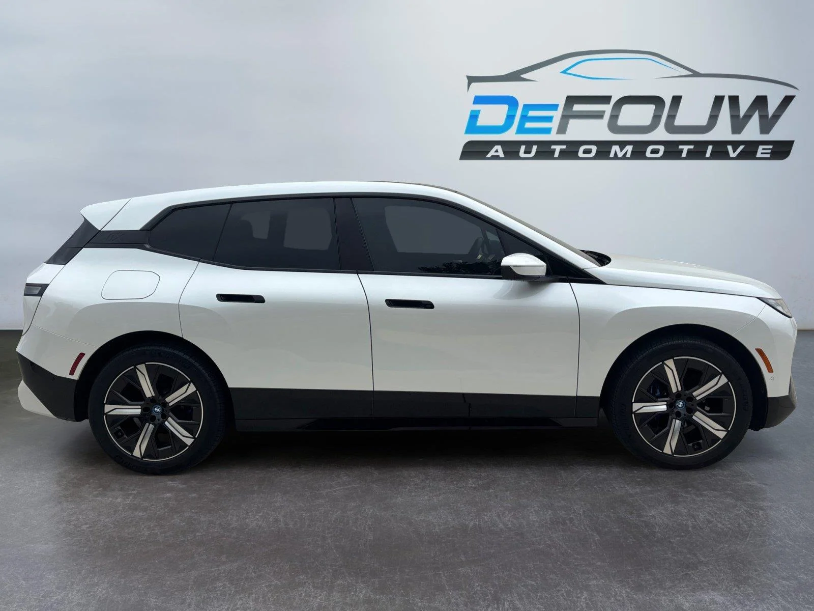 Certified Used 2025 Mineral White Metallic BMW xDrive50 image 12
