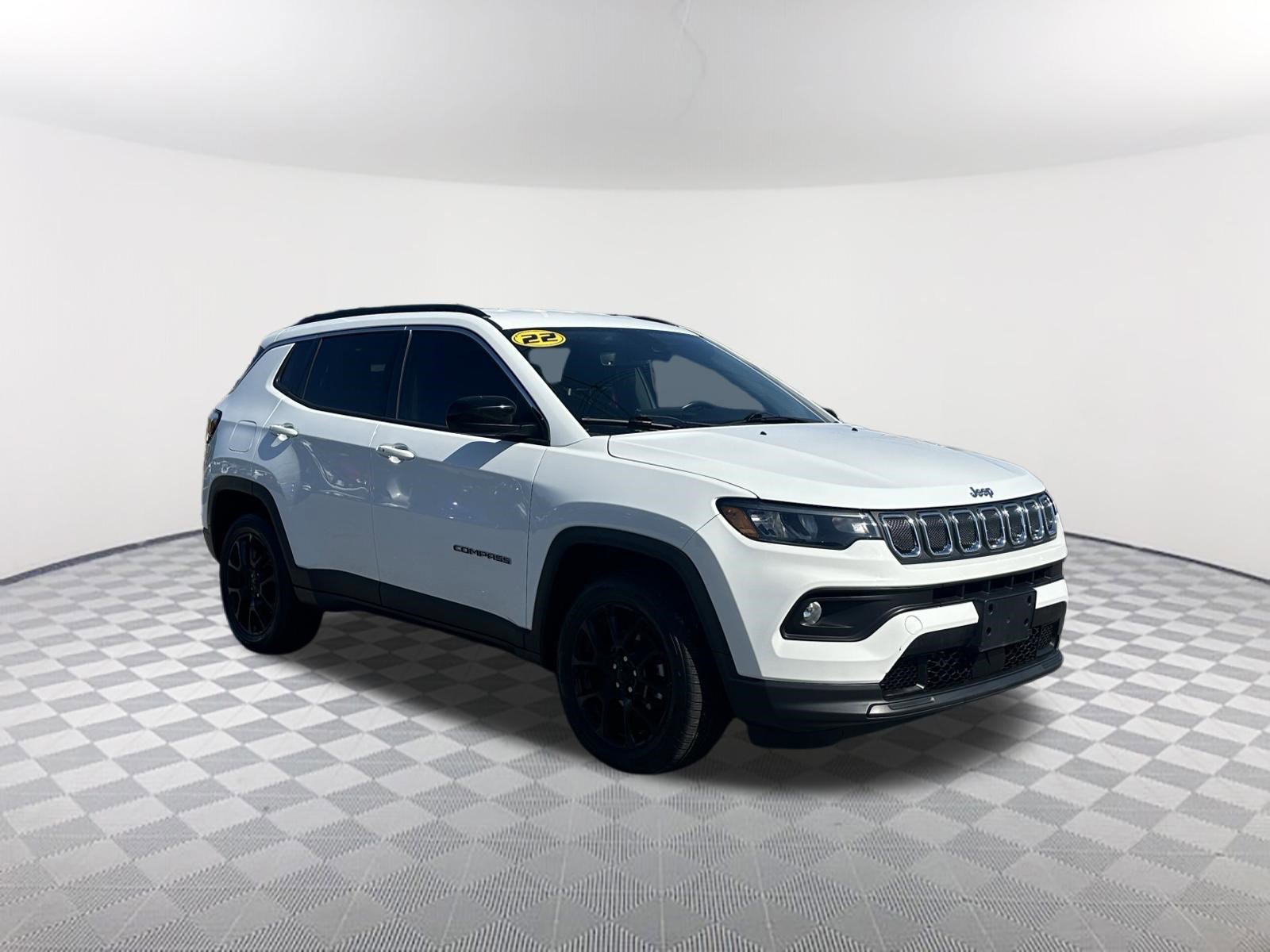 Used 2022 Bright White Clearcoat Jeep Latitude Lux image 3