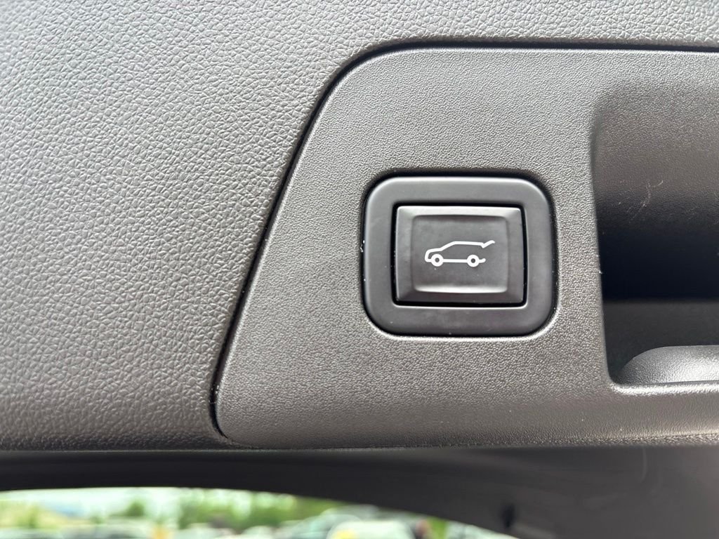 Used 2022 Red Buick Avenir image 13