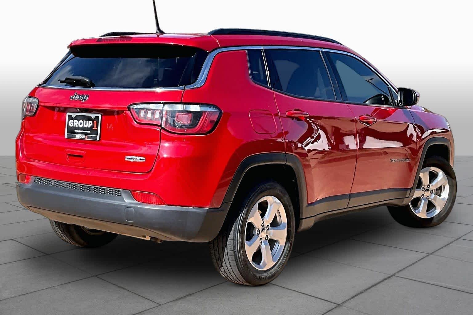 Used 2018 Redline Pearlcoat Jeep Latitude image 13