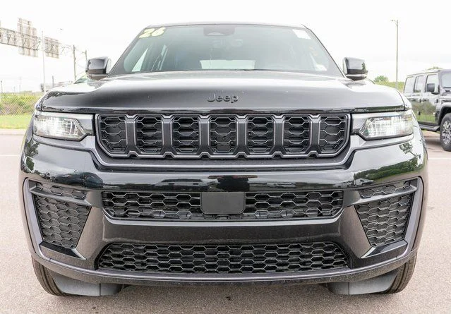 New 2026 Diamond Black Crystal Pearlcoat Jeep Altitude image 3