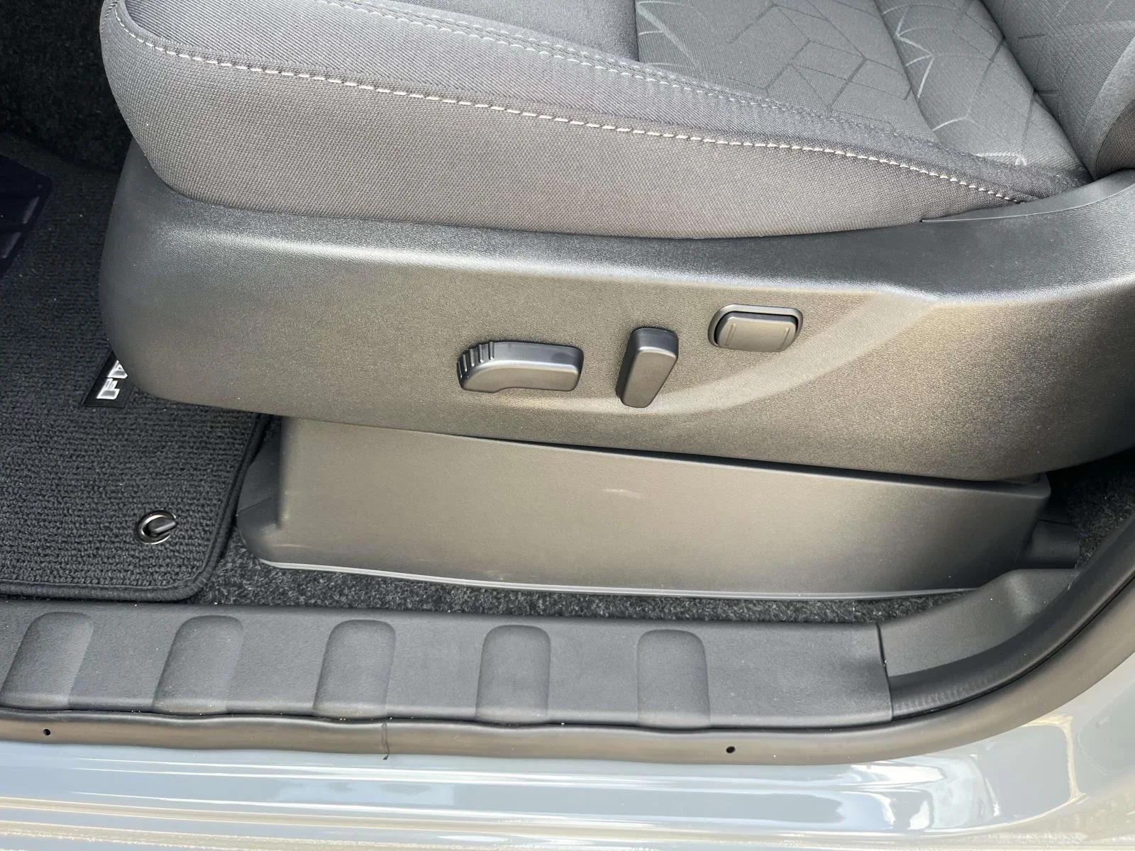New 2026 Boulder Gray Pearl Nissan Crew Cab SV image 11