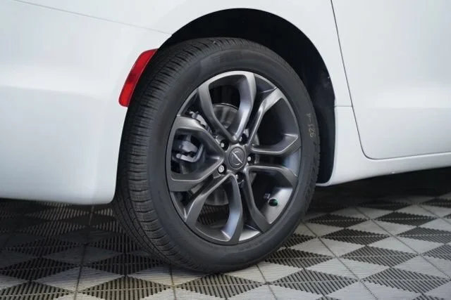New 2026 Bright White Clear-Coat Exterior Paint Chrysler Select image 34