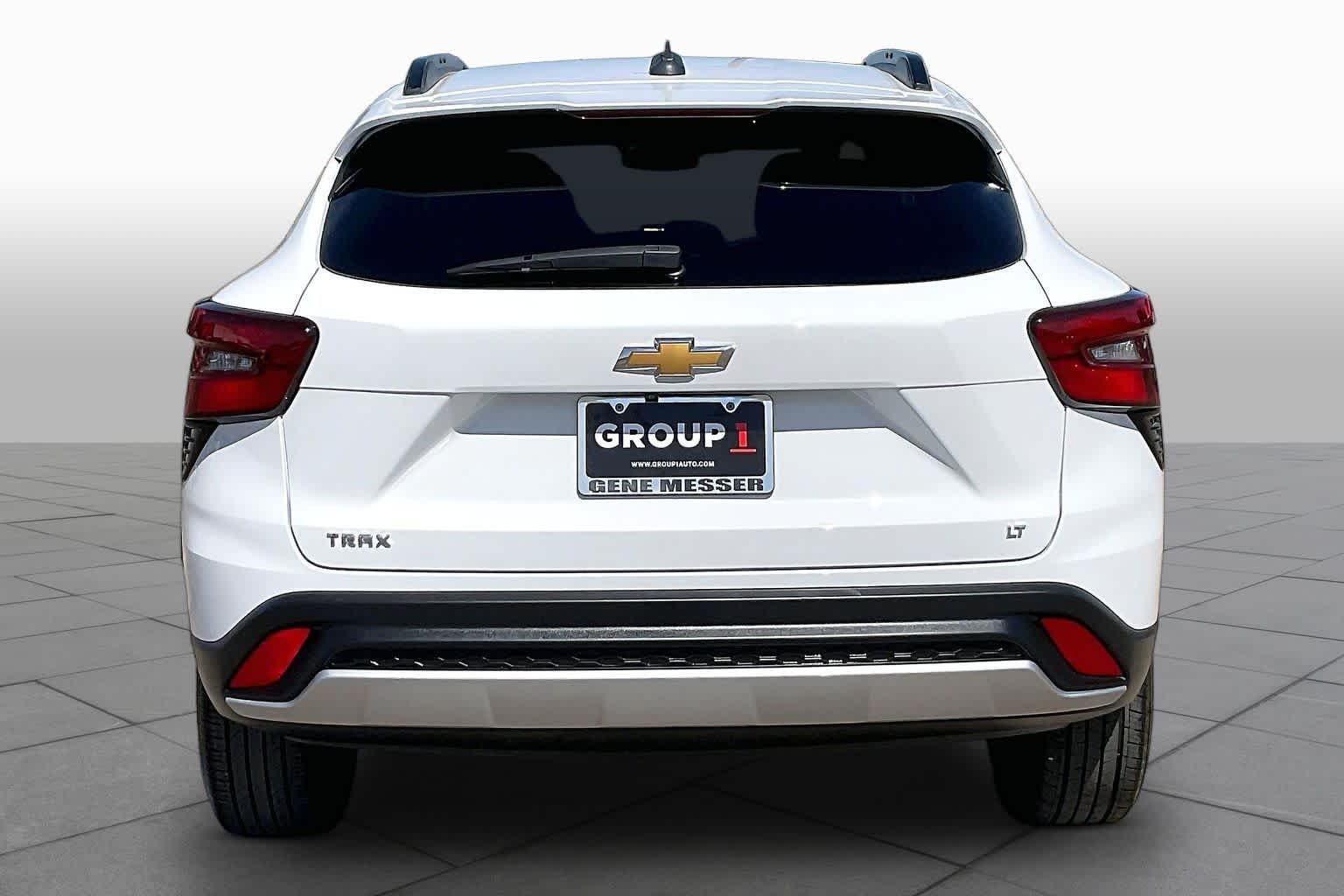 Used 2024 Summit White Chevrolet LT image 5