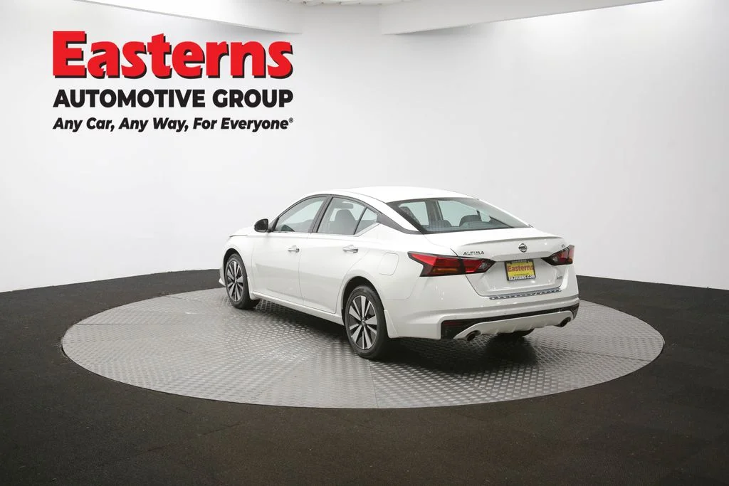 Used 2022 White Nissan 2.5 SV image 64