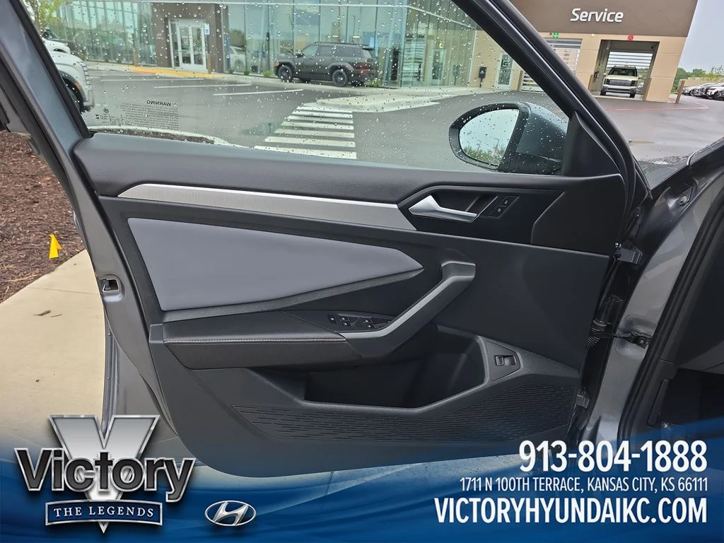 Used 2025  Volkswagen 1.5T SE image 10