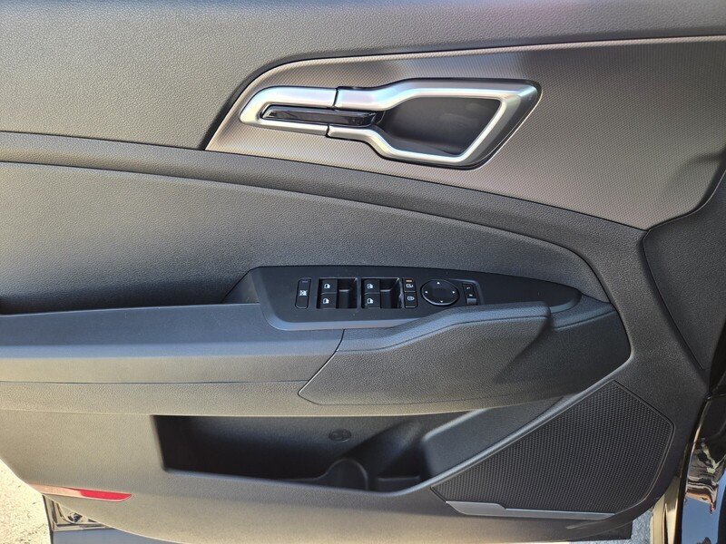 New 2027 Fusion Black Kia LX image 9