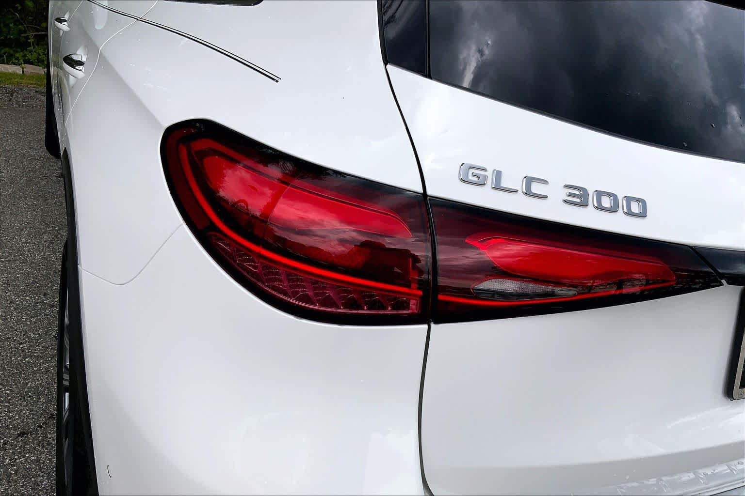 Certified Used 2025 Polar White Mercedes-Benz GLC 300 image 28