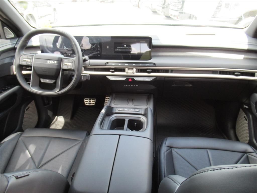 Used 2027 Black Kia SX image 12
