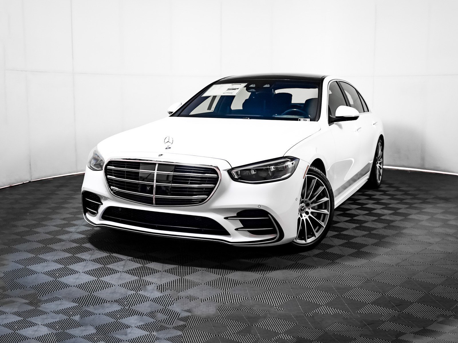 New 2026 MANUFAKTUR Moonlight White Metallic Mercedes-Benz S 580 image 1