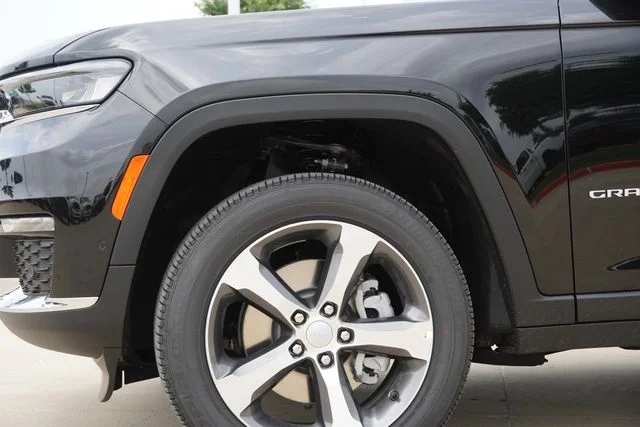 New 2025 Diamond Black Crystal Pearl-Coat Exterior Paint Jeep Limited image 5
