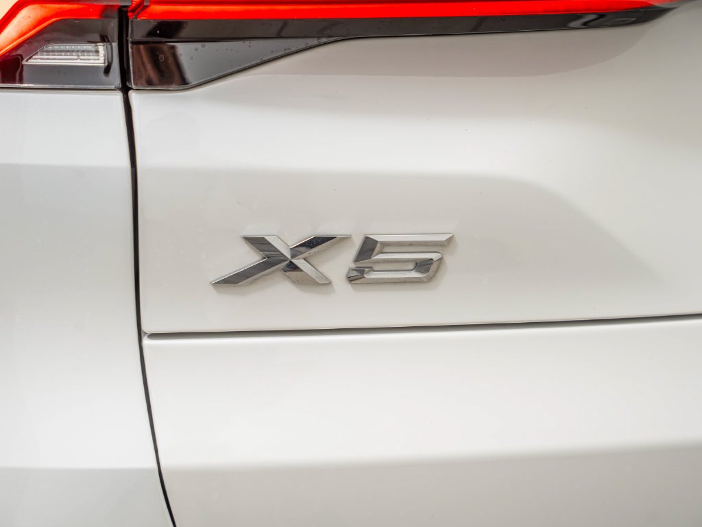 Used 2024 Mineral White Metallic BMW xDrive40i image 18
