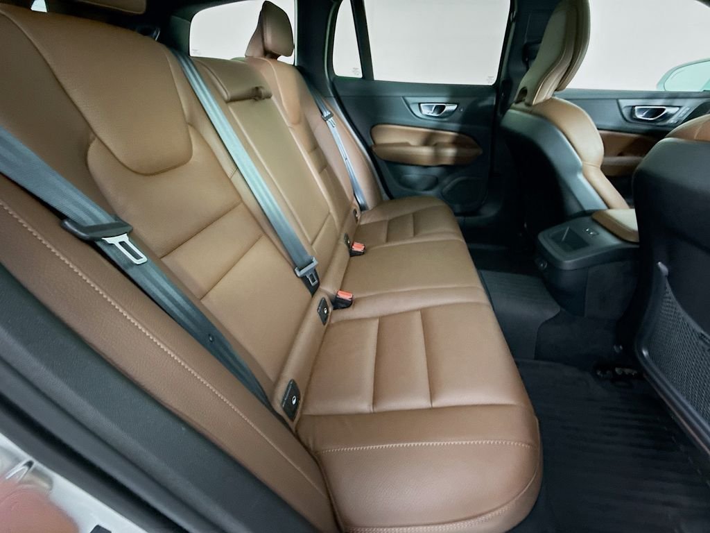 Used 2024 White Volvo B5 Plus image 29