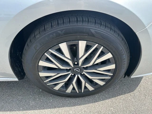 Used 2024 Silver Nissan 2.5 SV image 7