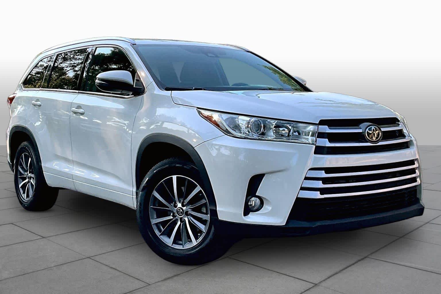 Used 2017 Blizzard Pearl Toyota XLE image 3