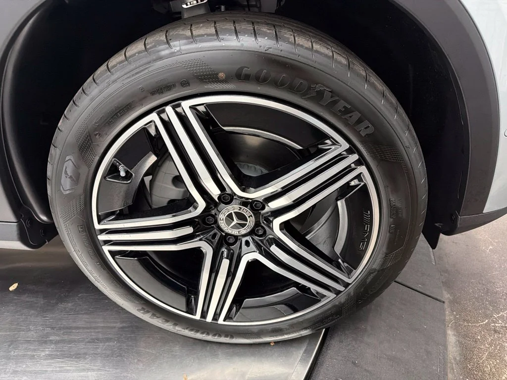 New 2027 Silver Mercedes-Benz GLC 300 image 9