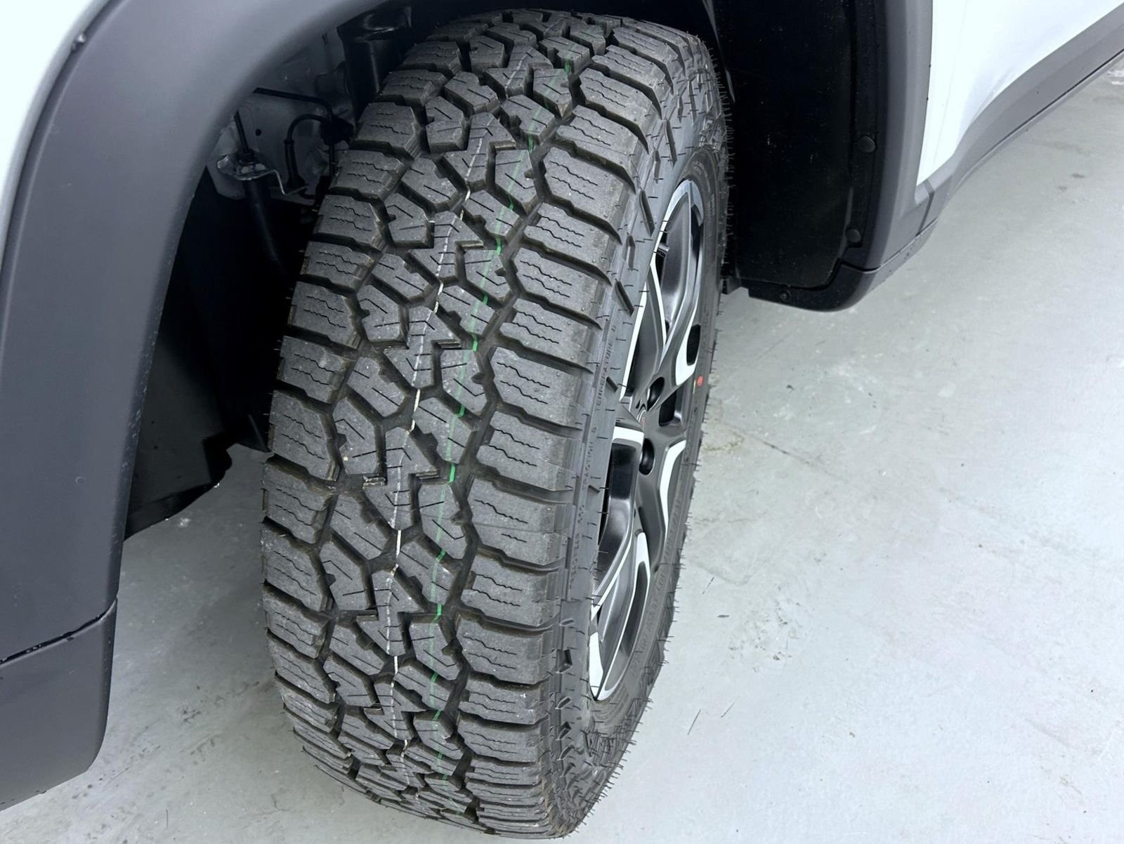 New 2026 Silver Zynith Metallic Clear-Coat Exterior Paint Jeep Trailhawk image 24