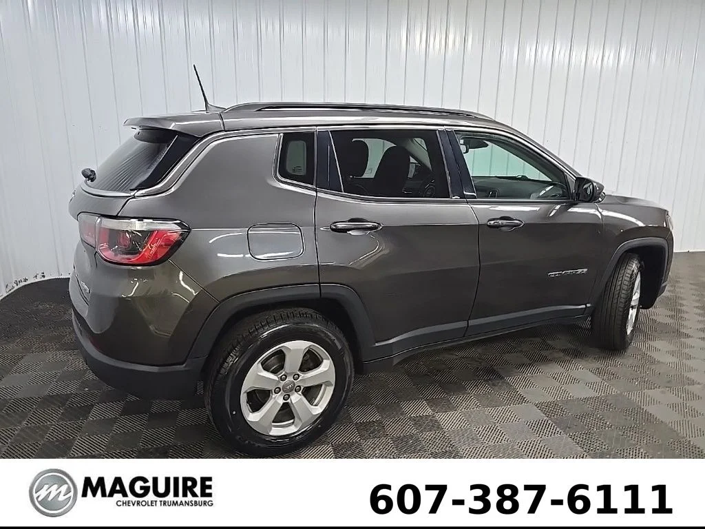 Used 2019 Gray Jeep Latitude image 3