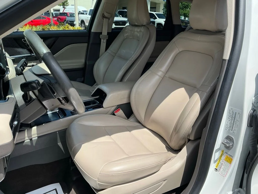 Used 2021 White Lincoln Standard image 30