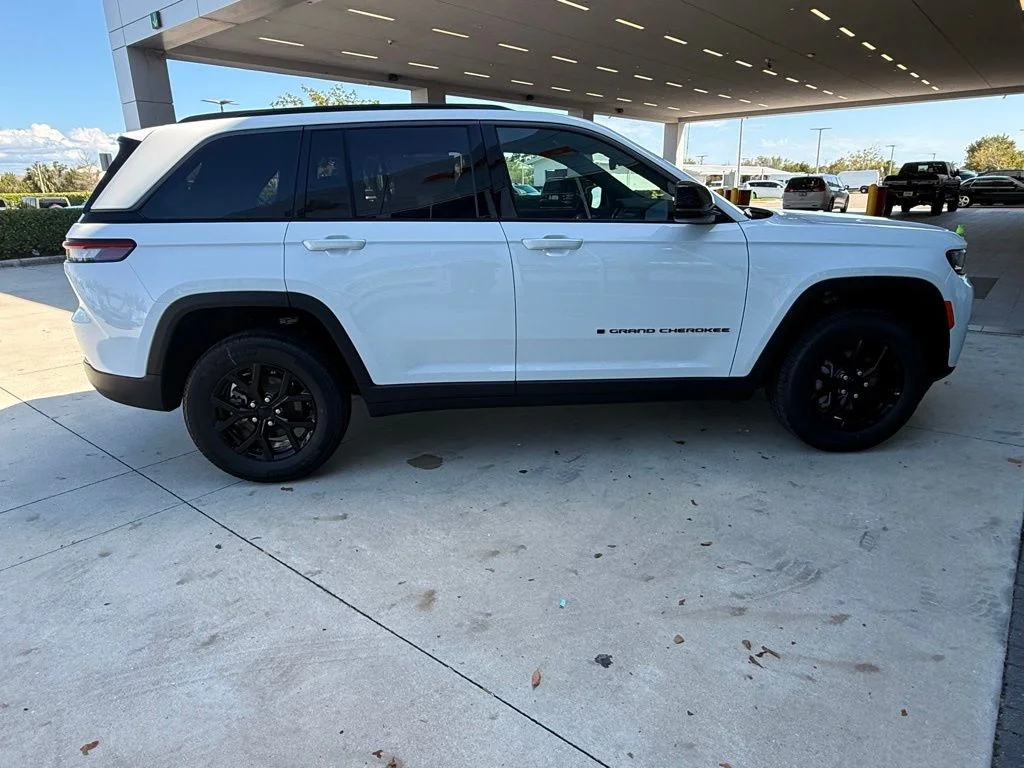 New 2026 Bright White Clear-Coat Exterior Paint Jeep Altitude image 3