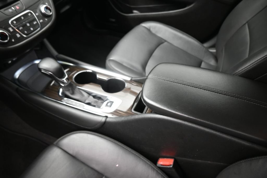 Used 2024 White Chevrolet LT image 9