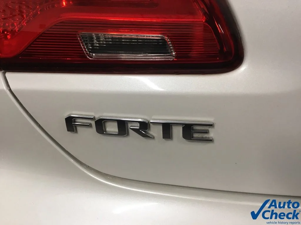 Used 2015 White Kia EX image 13