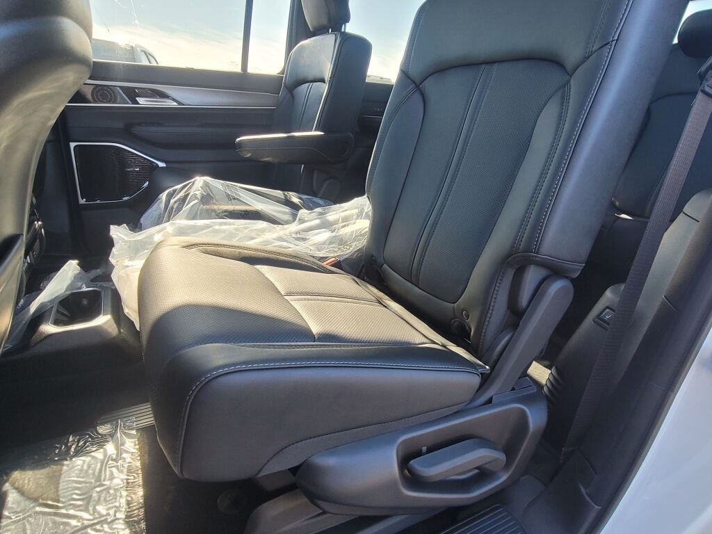 New 2026 Bright White Clear-Coat Exterior Paint Jeep Limited Reserve image 18