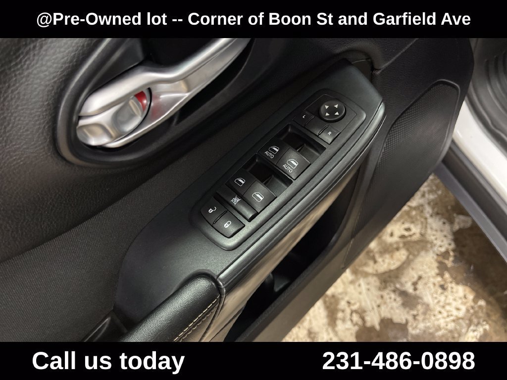 Used 2016  Jeep LATITUDE image 16