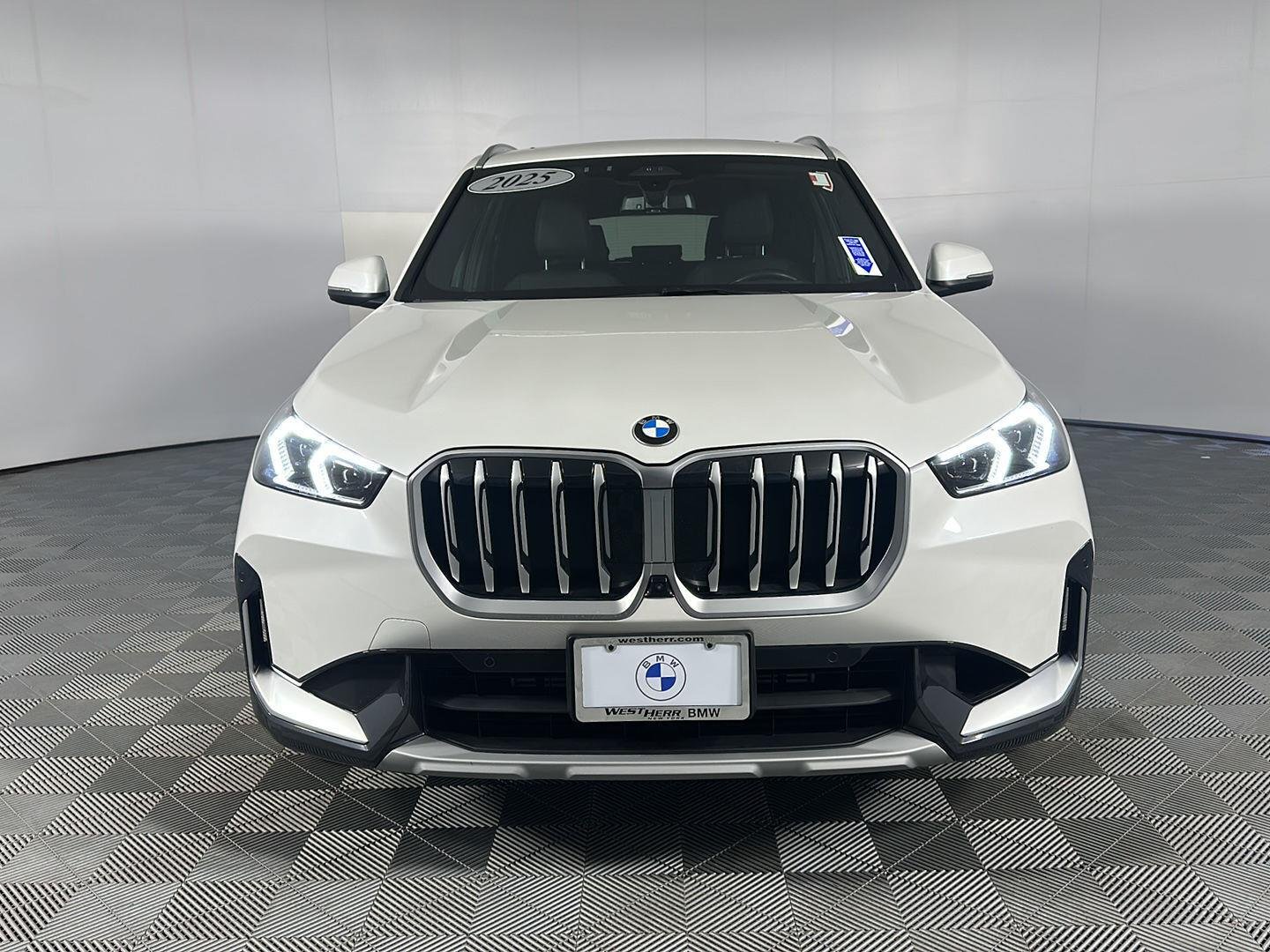 Used 2025 Mineral White Metallic BMW xDrive28i image 2