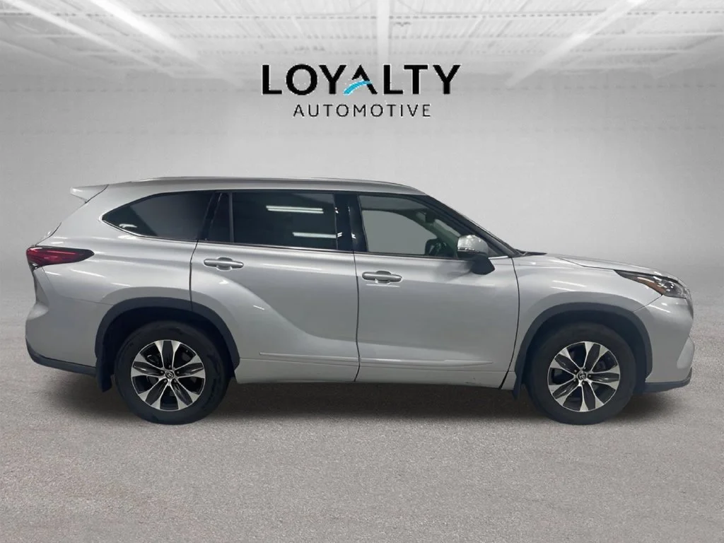 Used 2020 Silver Toyota XLE image 6