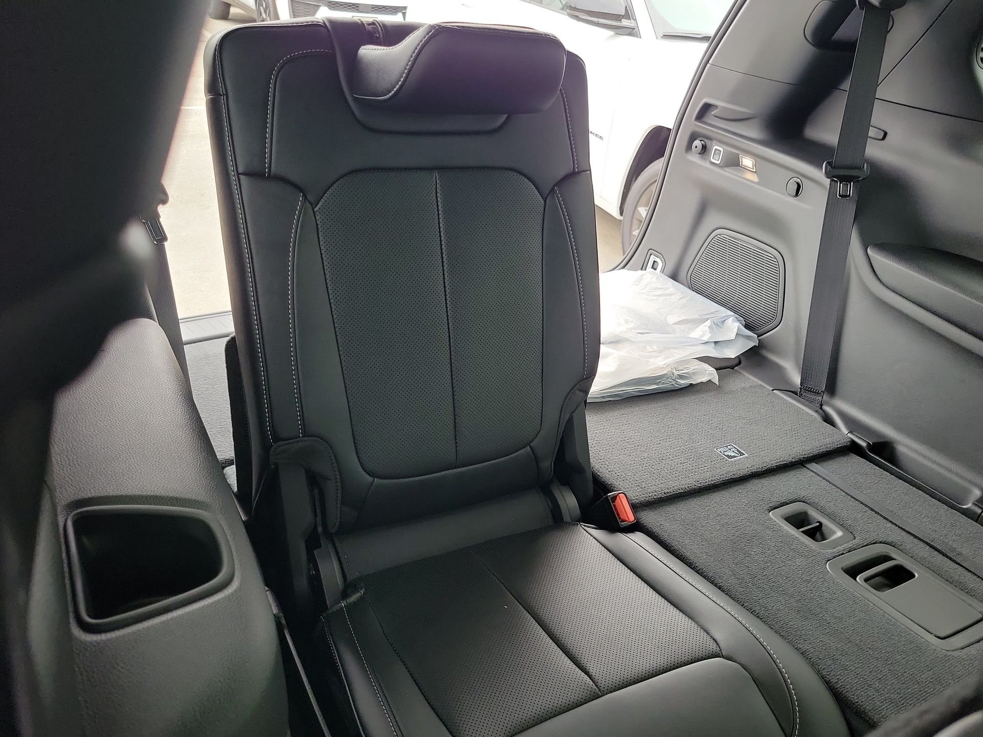 New 2026 Baltic Gray Metallic Clear-Coat Exterior Paint Jeep Limited image 18