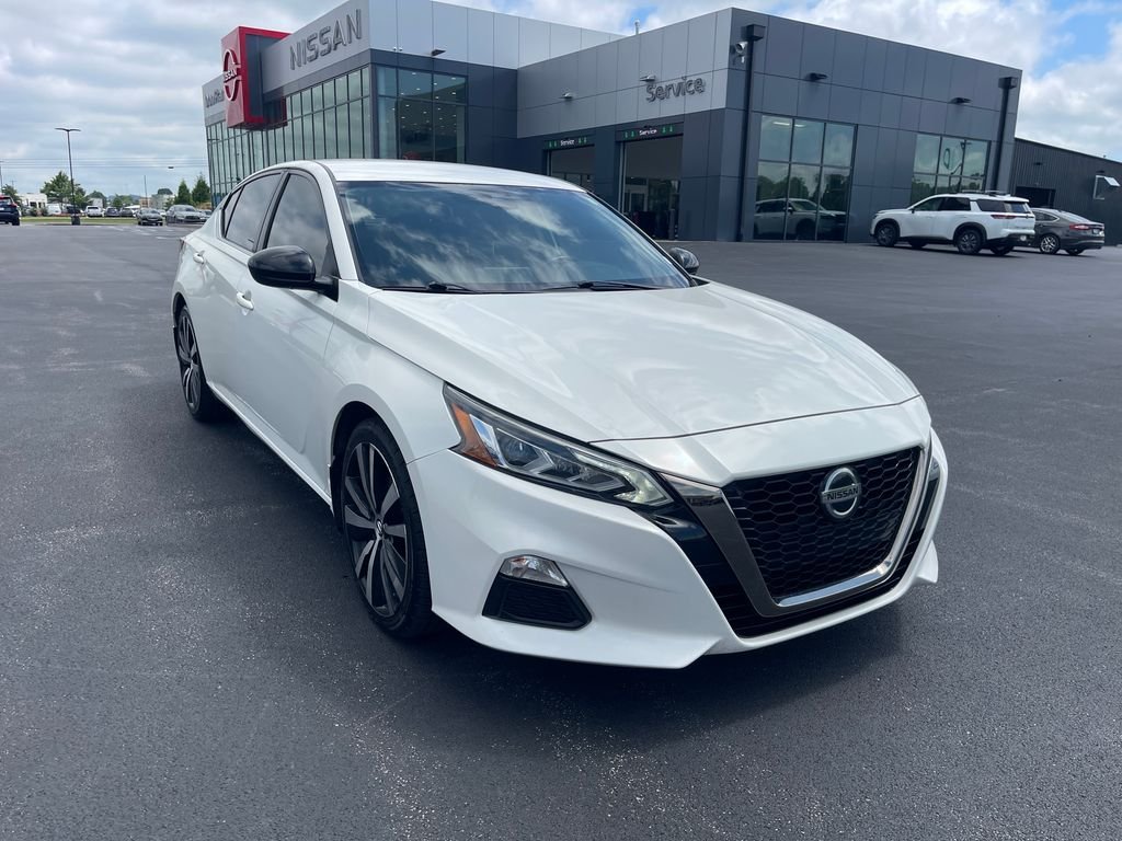 Used 2021 White Nissan 2.5 SR image 7