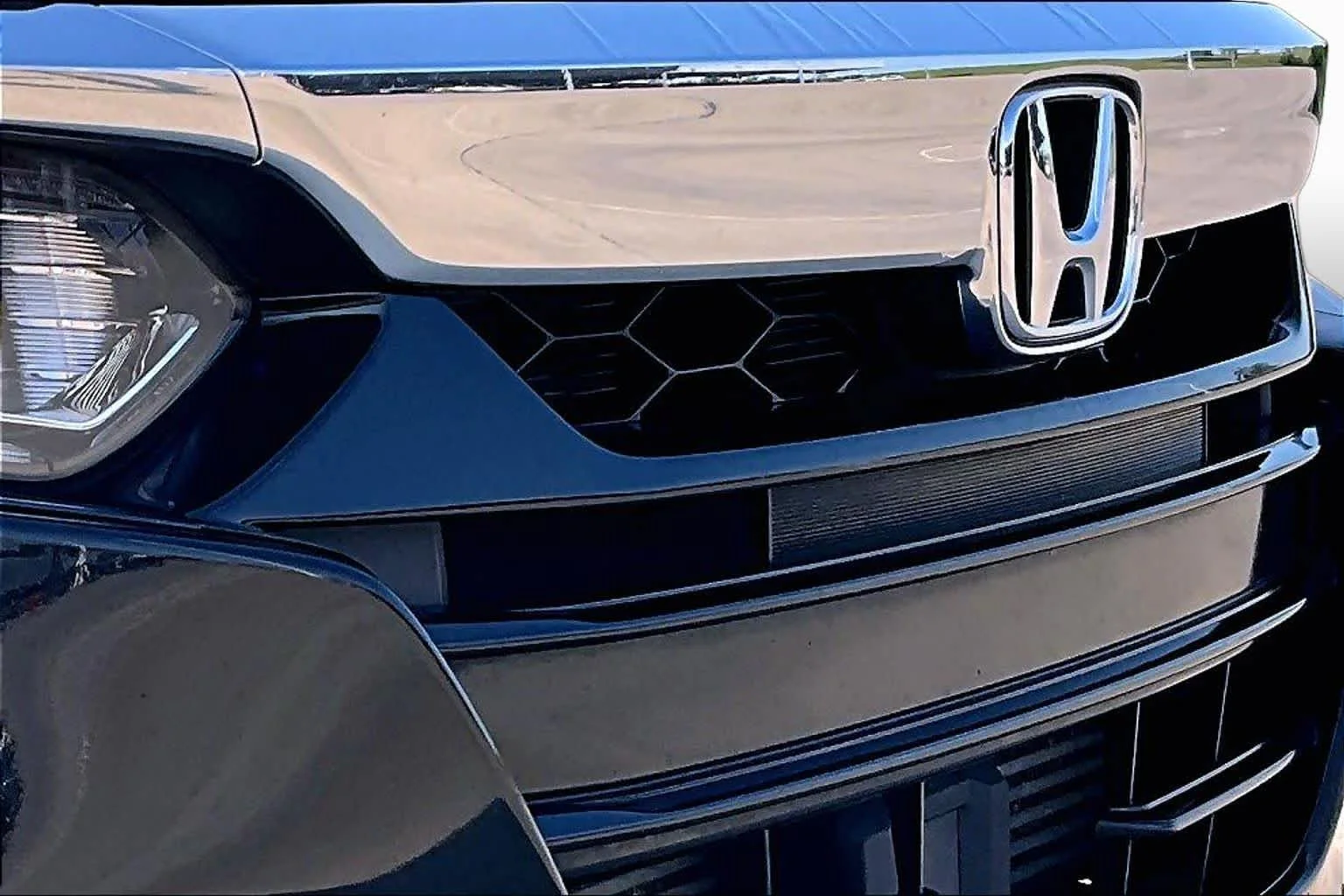 Used 2018 Crystal Black Pearl Honda EX-L 1.5T image 28