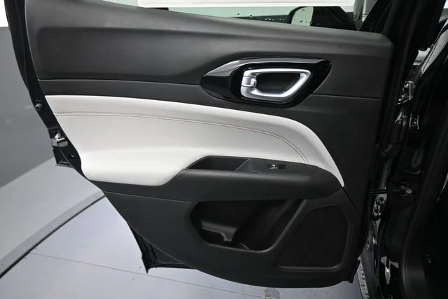New 2026 Diamond Black Crystal Pearl-Coat Exterior Paint Jeep Limited image 25