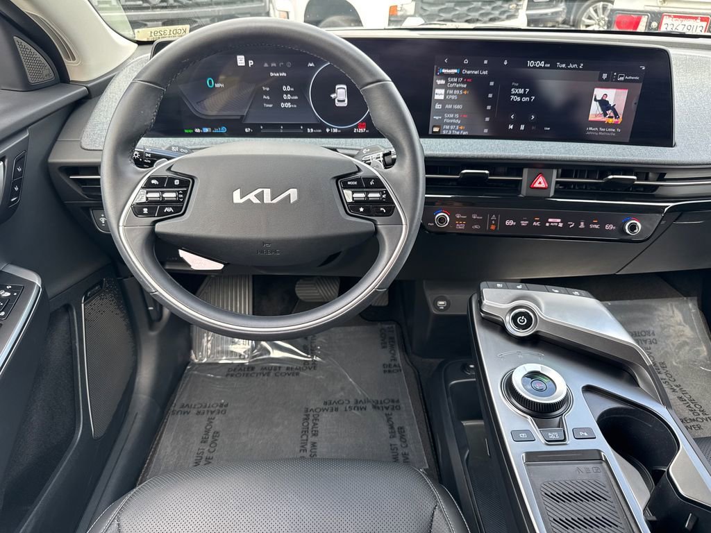 Used 2023 White Kia Wind image 21