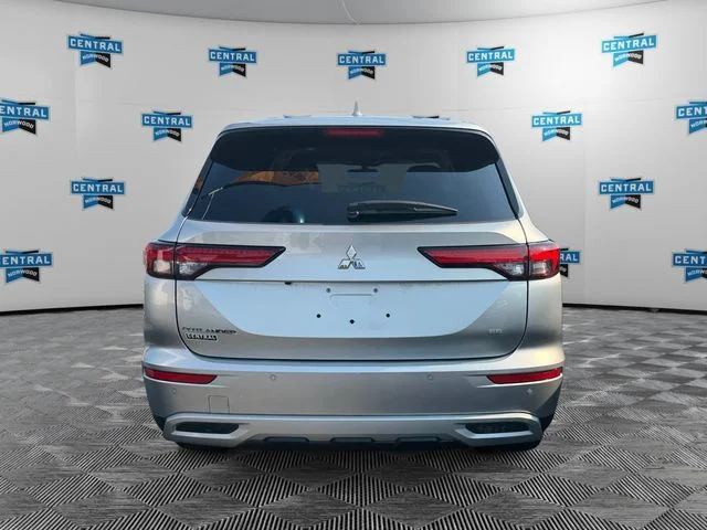 Used 2024 Silver Mitsubishi SE image 4